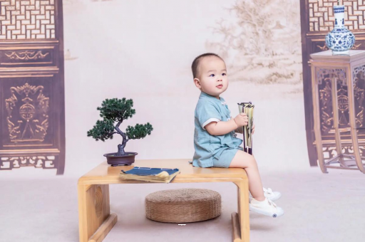 嘉善宝宝边吃奶边挣扎烦躁